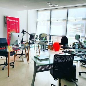 Fotos de las Oficinas y del equipo que integran Brandesign agencia creativa y Branding