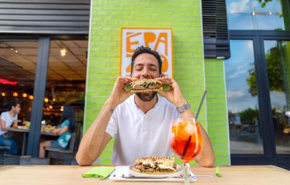 Diseñando el branding gastronómico del restaurante italiano É Pazzo