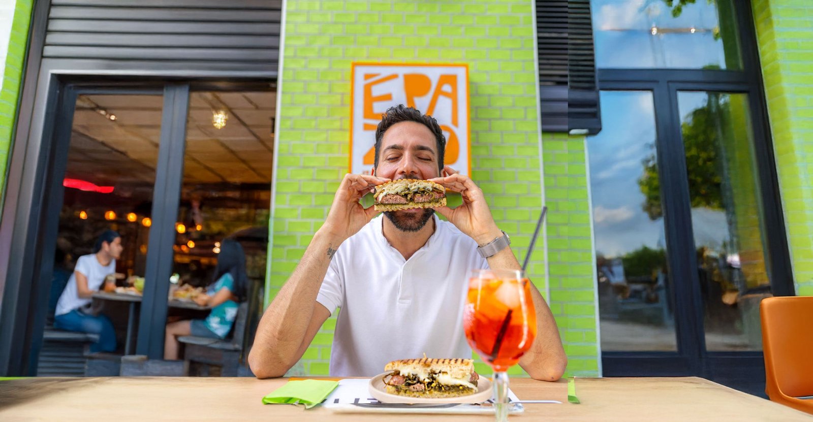 Diseñando el branding gastronómico del restaurante italiano É Pazzo