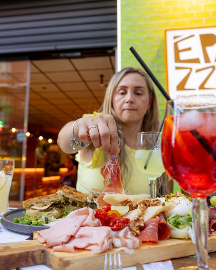 Selección de imágenes del branding de É Pazzo con estética coherente.