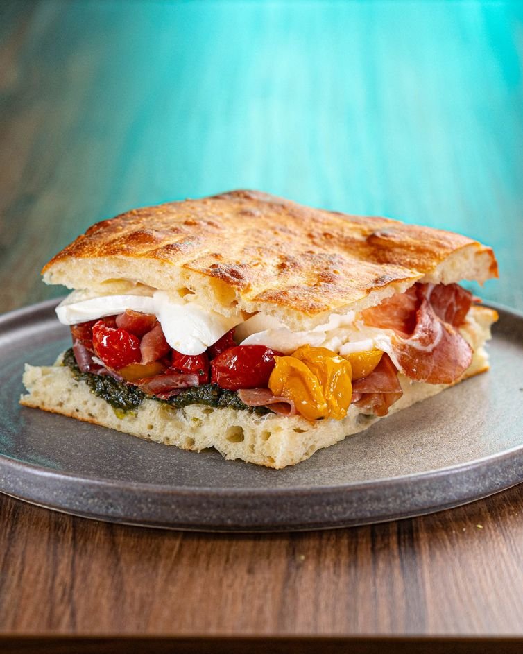 Desarrollo de marca completa para una focaccería artesanal con alma italiana.