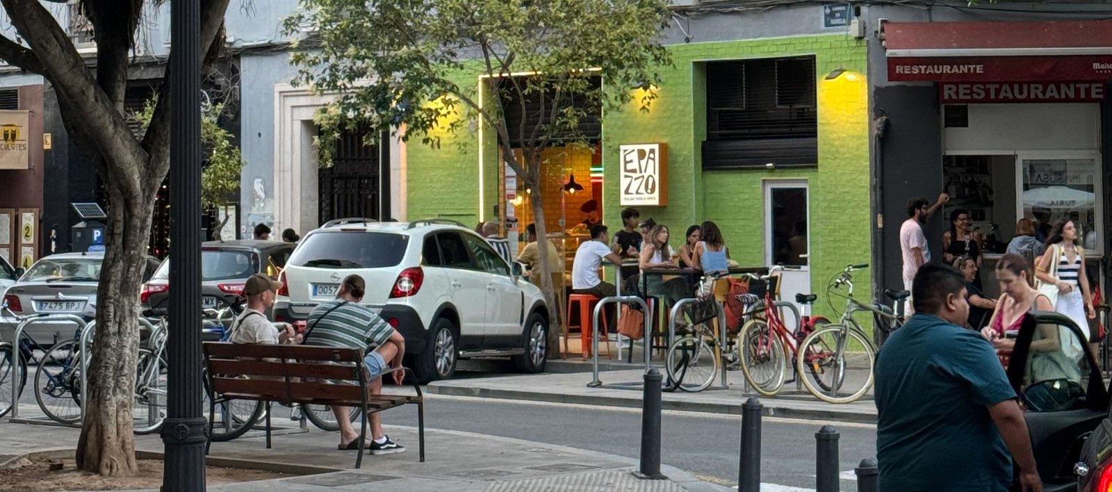 Diseño de identidad coherente con tipografía italiana, colores cálidos y estilo artesanal.
