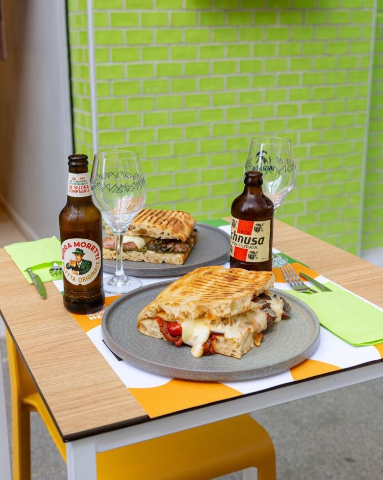 Imágenes de focaccias artesanales, ingredientes frescos y platos recién servidos.